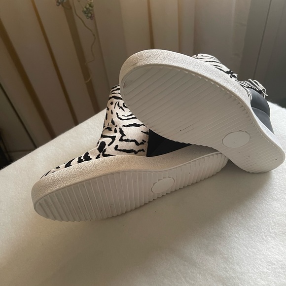 👢Qupid, black/Zebra print Wedge Booties size 7.5 or 8 - Picture 5 of 6